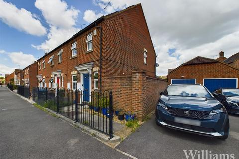 3 bedroom end of terrace house for sale, Spruce Road, Aylesbury HP19