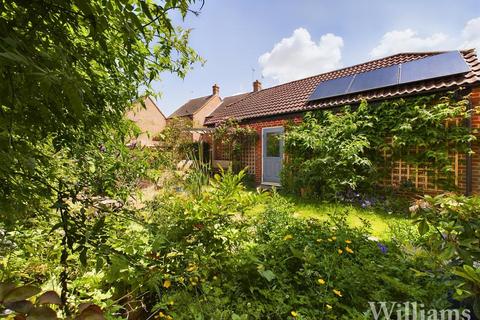 3 bedroom end of terrace house for sale, Spruce Road, Aylesbury HP19