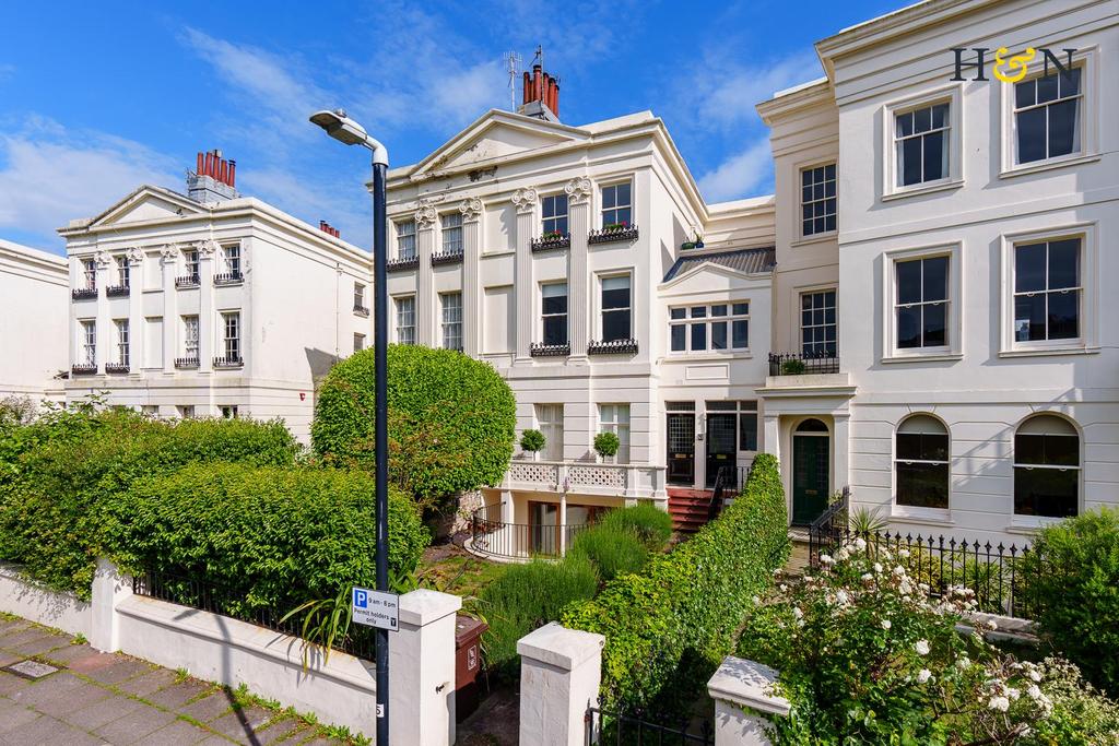 Montpelier Crescent, Brighton BN1 2 bed flat for sale £650,000