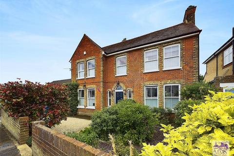 4 bedroom detached house for sale, King Arthurs Drive, Strood