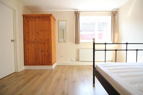 Studio to rent, Hanworth Road, Hounslow