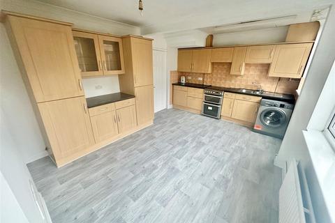 3 bedroom semi-detached house to rent, Strathmore Avenue, Luton