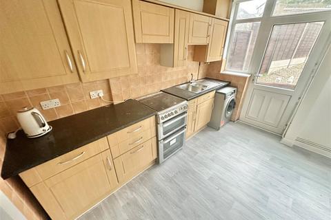 3 bedroom semi-detached house to rent, Strathmore Avenue, Luton