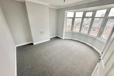 3 bedroom semi-detached house to rent, Strathmore Avenue, Luton