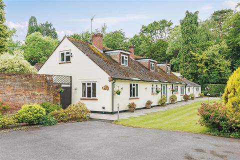 5 bedroom chalet for sale, Pebble Close, Tadworth