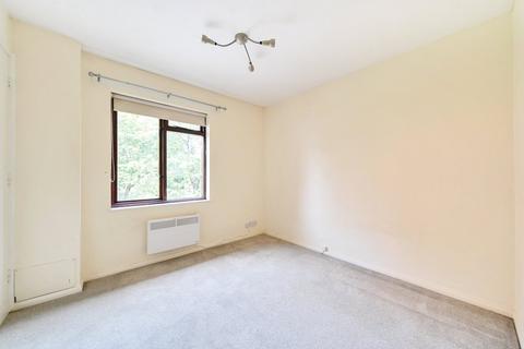 2 bedroom maisonette to rent, Tintagel Way, Woking, Surrey, GU22