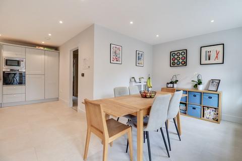 10 Thorne Close, Claygate, Esher, KT10 0HE