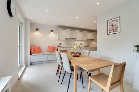 10 Thorne Close, Claygate, Esher, KT10 0HE