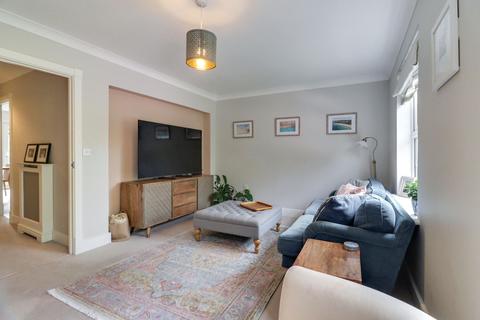 10 Thorne Close, Claygate, Esher, KT10 0HE
