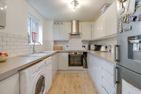 8 Sherriff Close, Esher, KT10 8AT