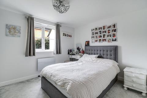 8 Sherriff Close, Esher, KT10 8AT