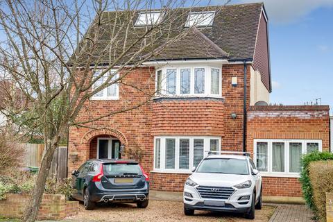 3 Heathside, Esher, KT10 9TD