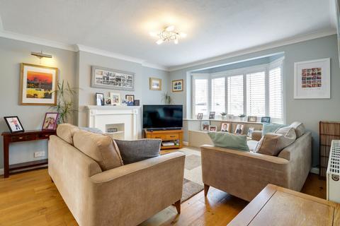 3 Heathside, Esher, KT10 9TD