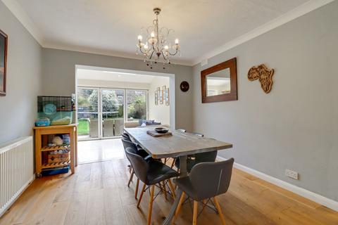 3 Heathside, Esher, KT10 9TD