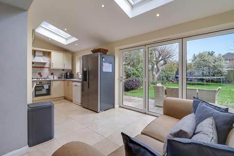 3 Heathside, Esher, KT10 9TD