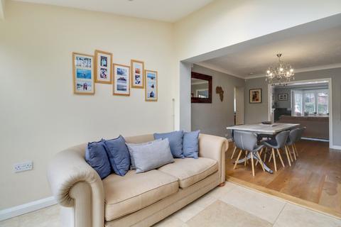 3 Heathside, Esher, KT10 9TD