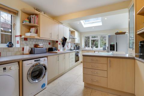 3 Heathside, Esher, KT10 9TD