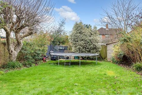 3 Heathside, Esher, KT10 9TD