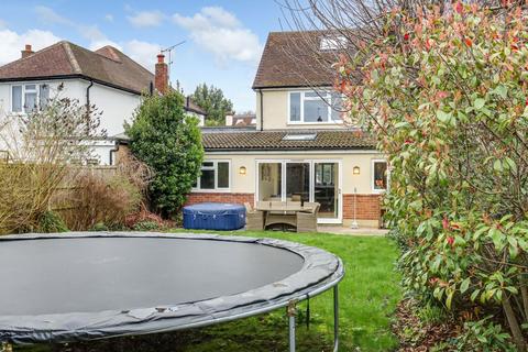 3 Heathside, Esher, KT10 9TD