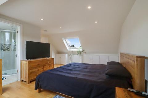 3 Heathside, Esher, KT10 9TD