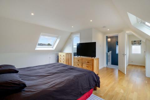 3 Heathside, Esher, KT10 9TD