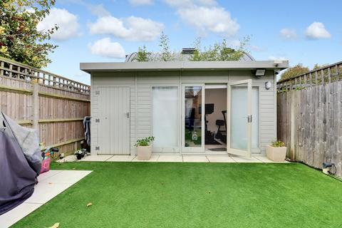 32 Pemberton Road, East Molesey, KT8 9LH