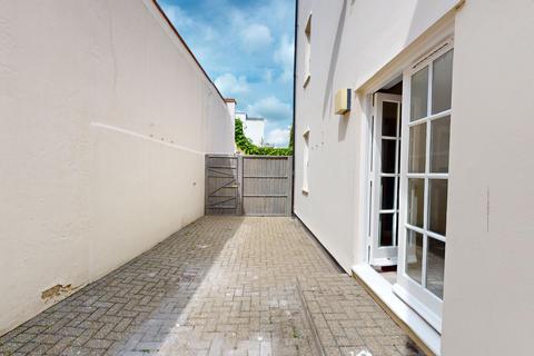 Studio to rent, Russel Mews, Brighton, BN1