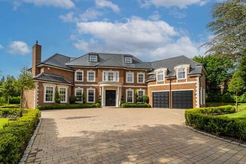 5 bedroom detached house to rent, Moles Hill, Oxshott, Leatherhead, Surrey, KT22