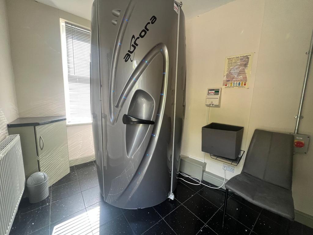 Tanning room /  treatment room