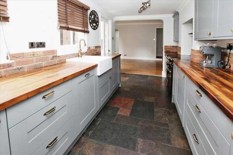 4 bedroom terraced house for sale, High Street, Saxilby, Lincoln