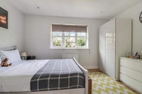 12 Faraday Place, West Molesey, KT8 2TT