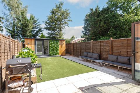6 Dorset Close, Chessington, KT9 1BF