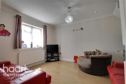3 bedroom end of terrace house to rent, Explorer Avenue, Staines Upon Thames, TW19