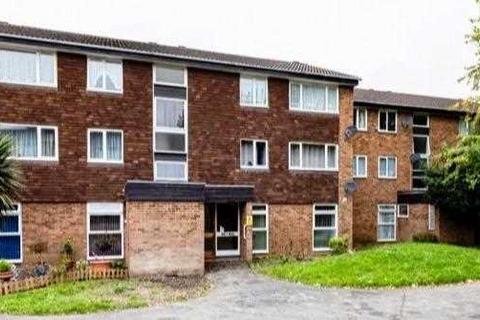 2 bedroom apartment to rent, Buckingham Avenue, Perivale