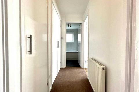 2 bedroom apartment to rent, Buckingham Avenue, Perivale