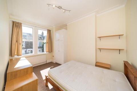 6 bedroom flat to rent, Byton Road
