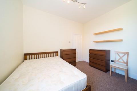 6 bedroom flat to rent, Byton Road