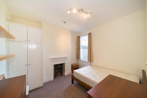 6 bedroom flat to rent, Byton Road