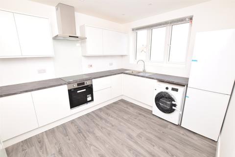 2 bedroom apartment to rent, Romford, Romford RM7