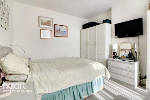 8 Thorpedene Gardens, Shoeburyness, Southend-on-sea, SS3 9JB