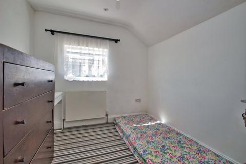 1 bedroom in a house share to rent, Staines Road, Feltham