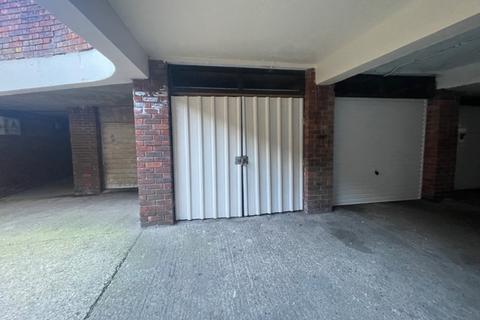Garage to rent, Downs Road, Luton, Bedfordshire, LU1