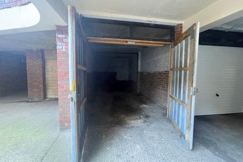 Garage to rent, Downs Road, Luton, Bedfordshire, LU1