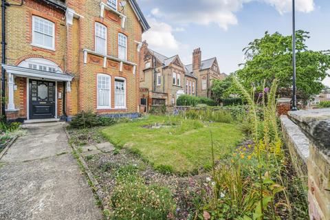 2 bedroom flat for sale, College Park Close, Hither Green