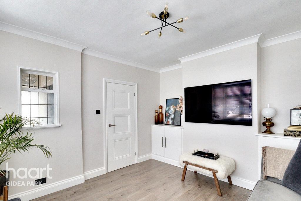 Ferguson Avenue, Gidea Park, RM2 6RL 3 bed detached house for sale £