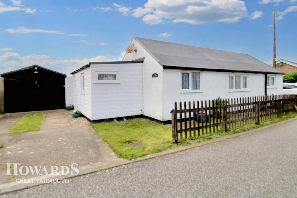 The Glebe, Hemsby 3 bed detached bungalow for sale £180,000