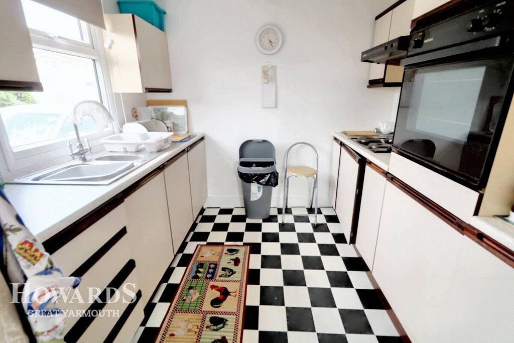 The Glebe, Hemsby 3 bed detached bungalow for sale £180,000