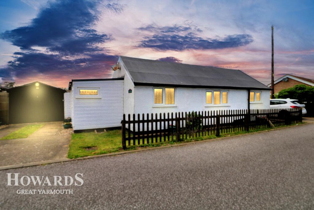 The Glebe, Hemsby 3 bed detached bungalow for sale £180,000
