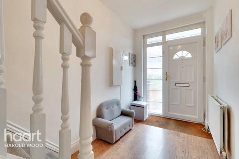 3 Appleby Green, Romford, RM3 7SL