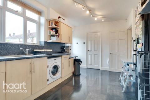 3 Appleby Green, Romford, RM3 7SL